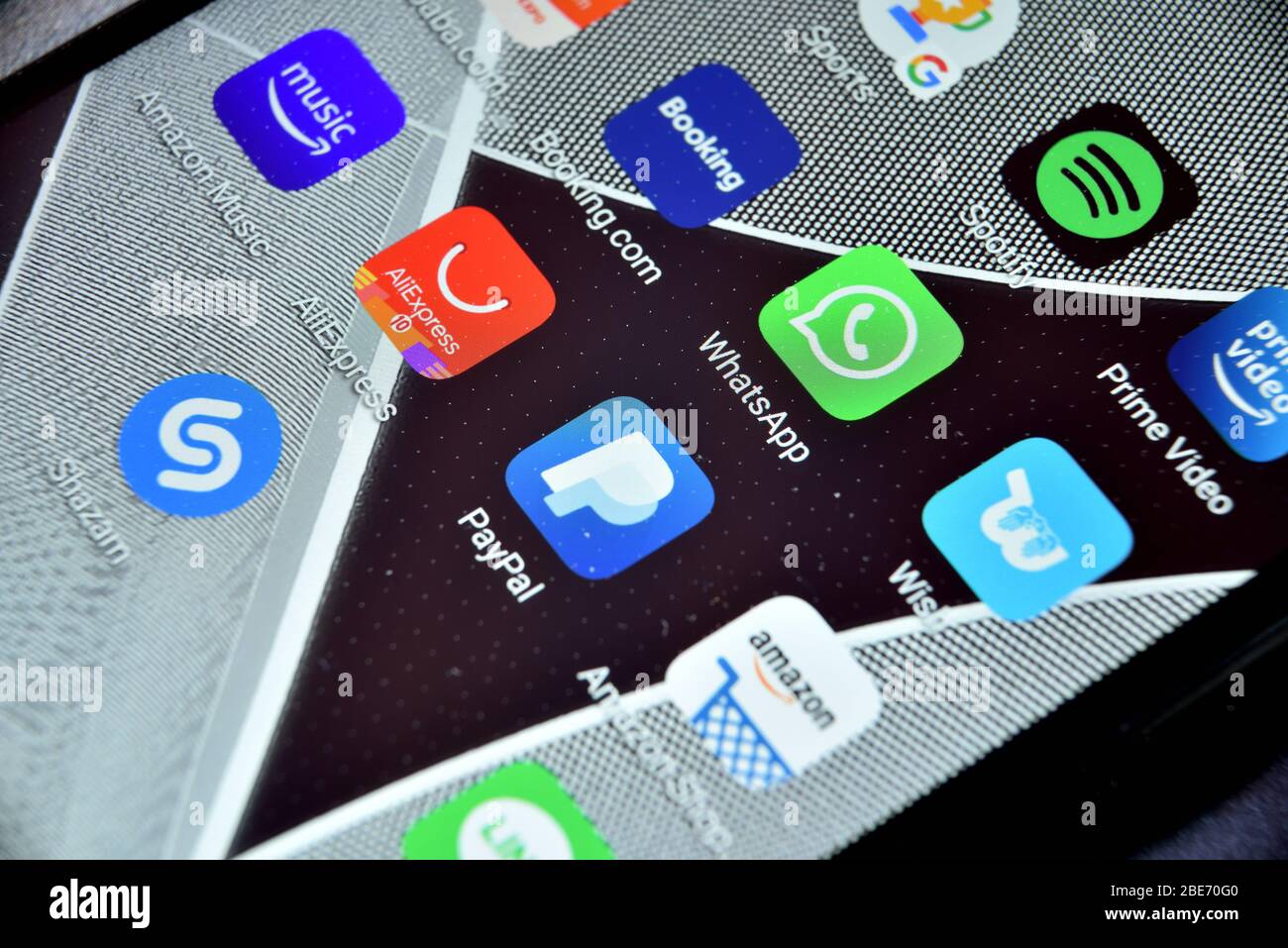 Valverde (CT), Italien - 12. April 2020: Nahaufnahme der WhatsApp Icon App auf einem Android Smartphone, einschließlich weiterer Icons. Stockfoto