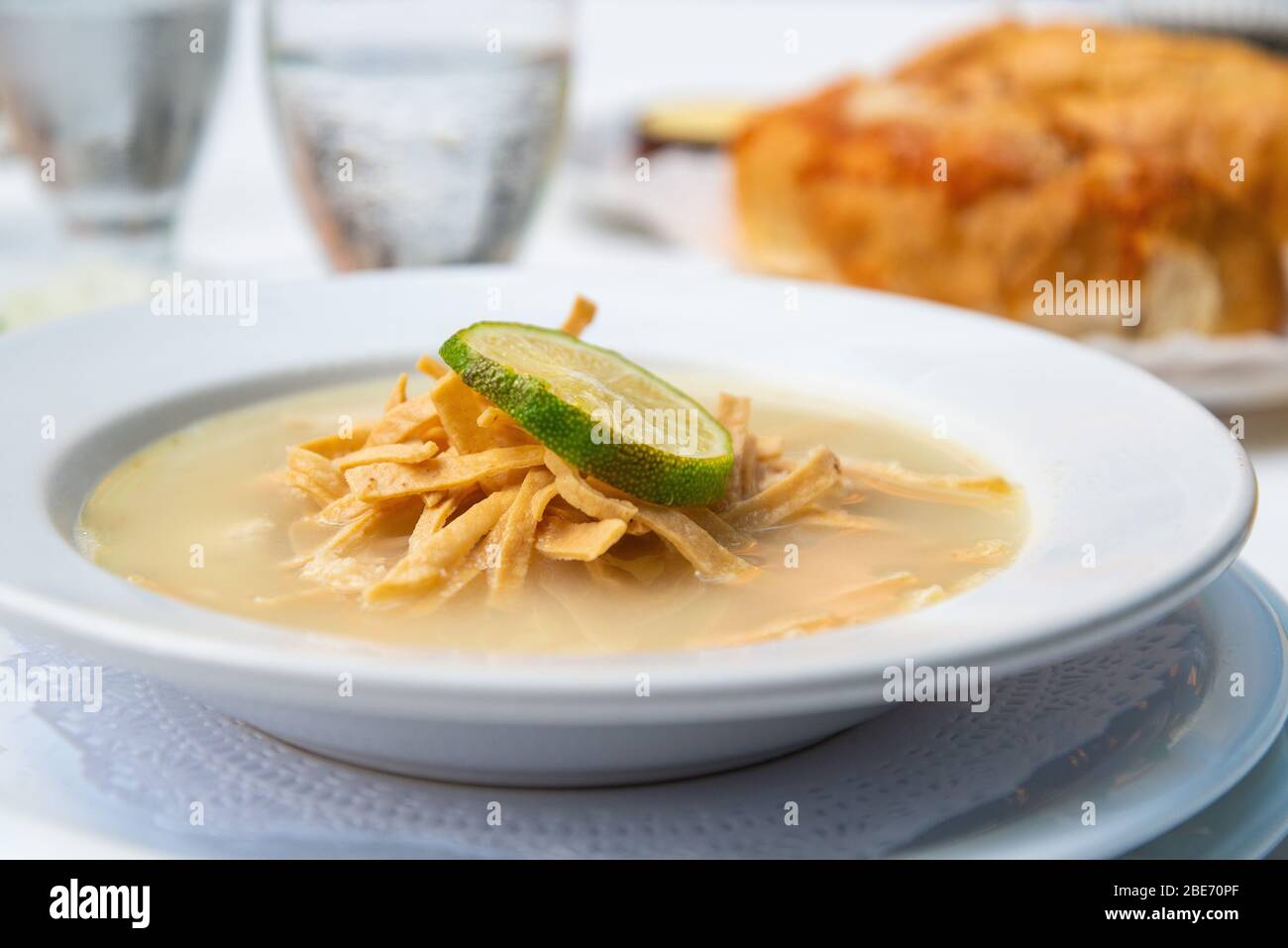 'Sopa de Lima', Limettensuppe, Hühnerbrühe, mexikanische Küche von Yucatan Stockfoto