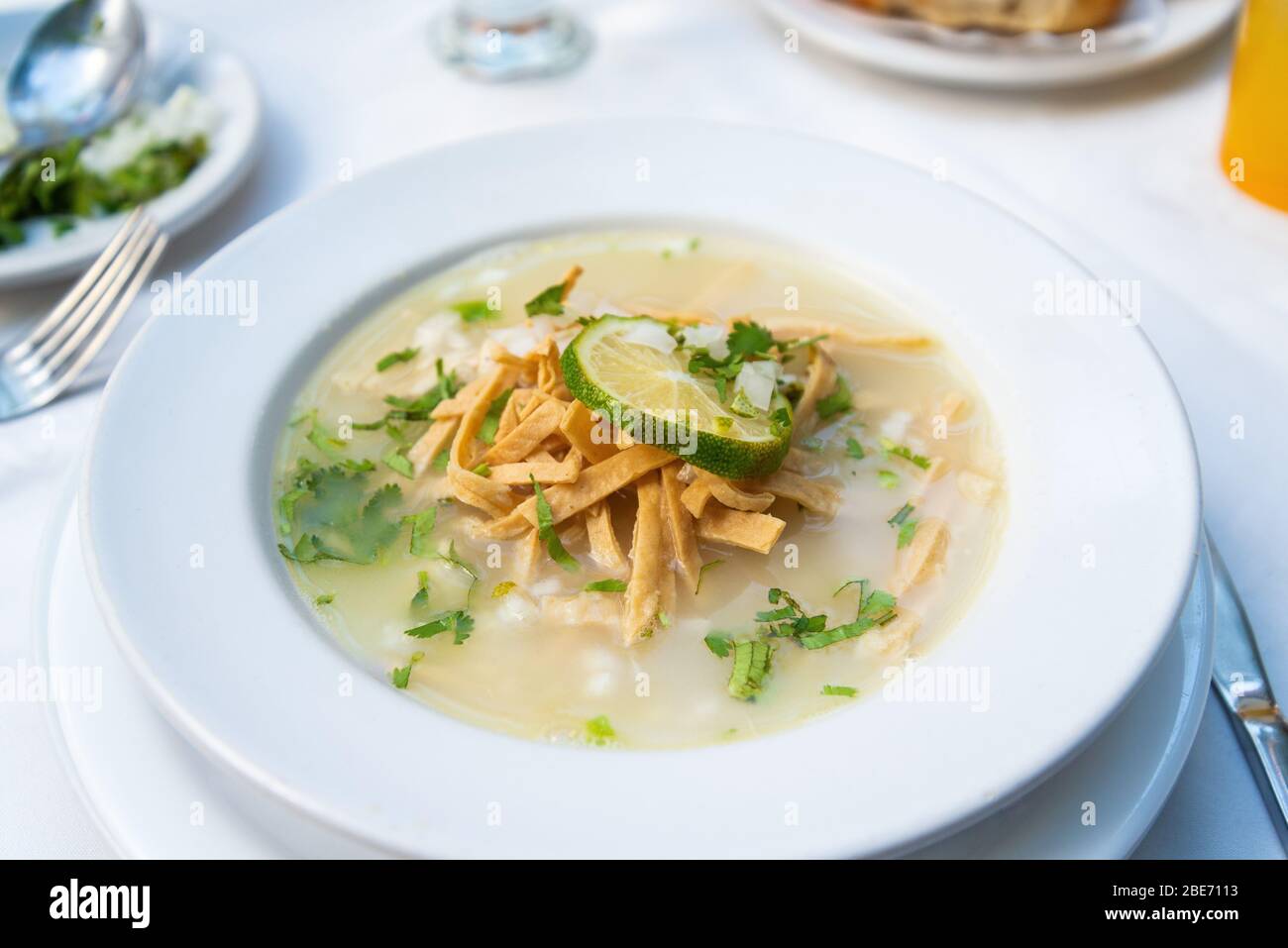 'Sopa de Lima', Limettensuppe, Hühnerbrühe, mexikanische Küche von Yucatan Stockfoto