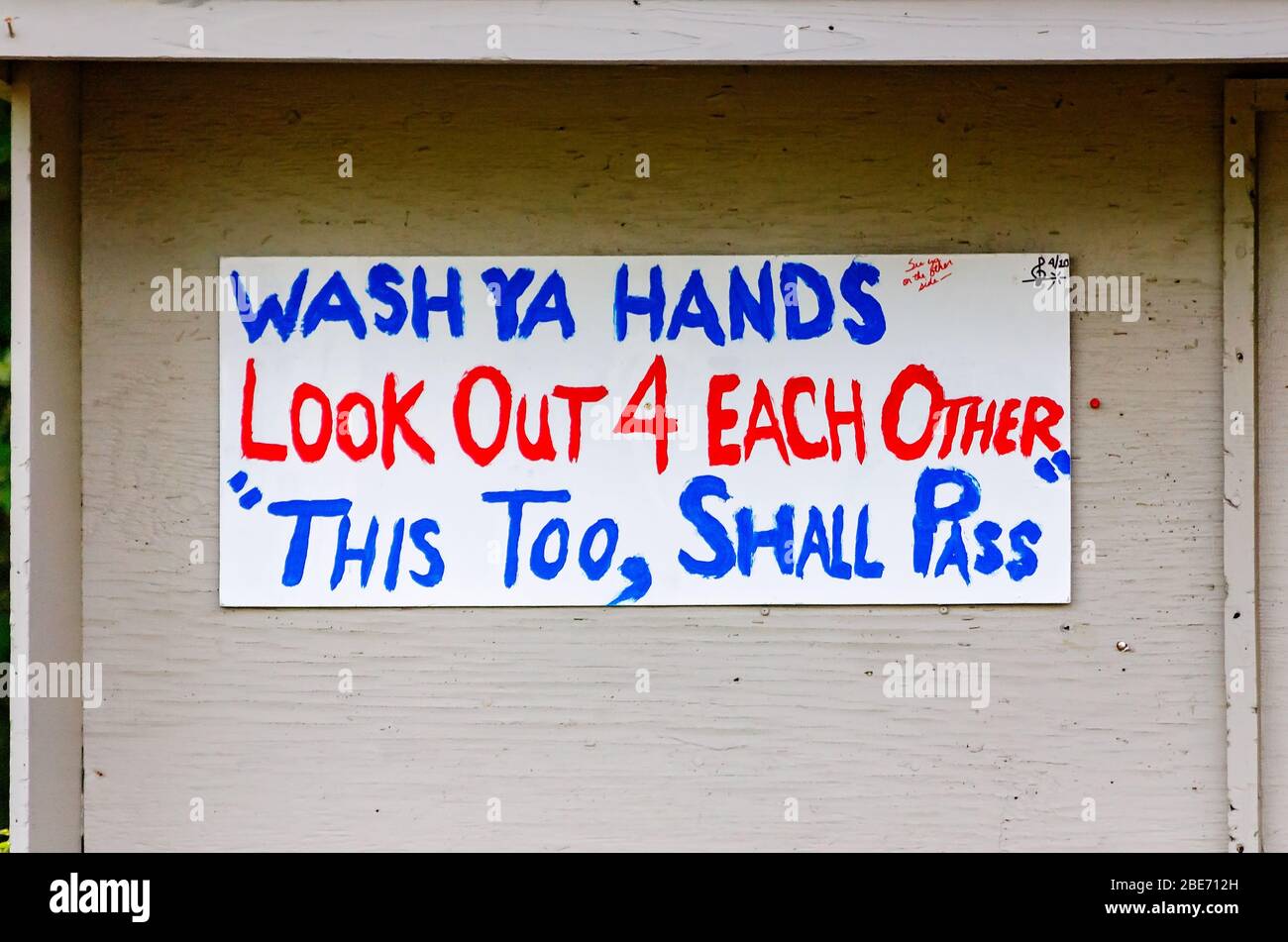 Ein selbstgemachtes Schild erinnert die Menschen im Medal of Honor Park daran, sich während der COVID-19 Pandemie in Mobile, Alabama, die Hände zu waschen und aufeinander zu achten. Stockfoto