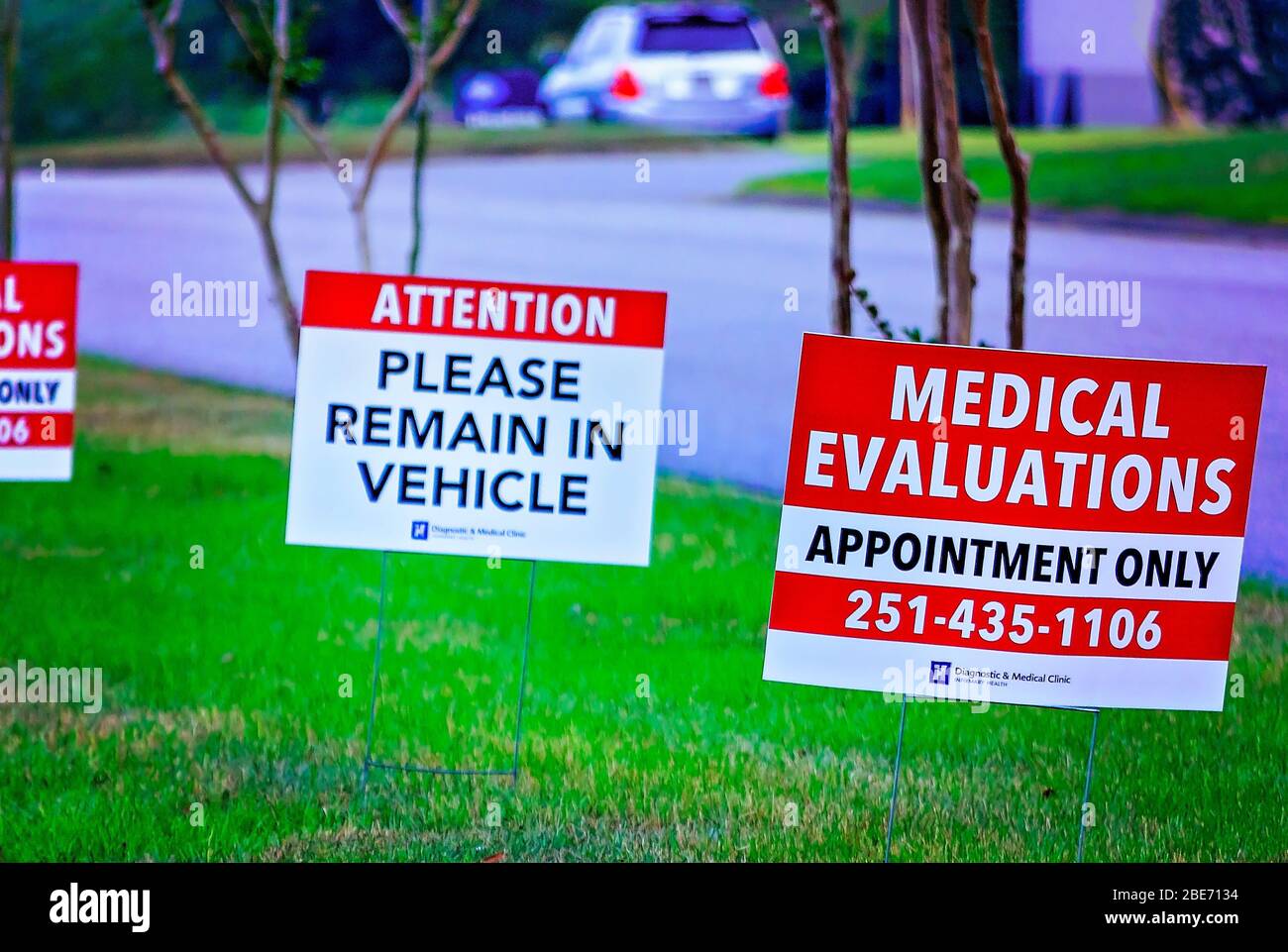 Schilder führen potenzielle COVID-19-Patienten durch eine medizinische Auswertung Pop-up-Site in Mobile, Alabama. Stockfoto