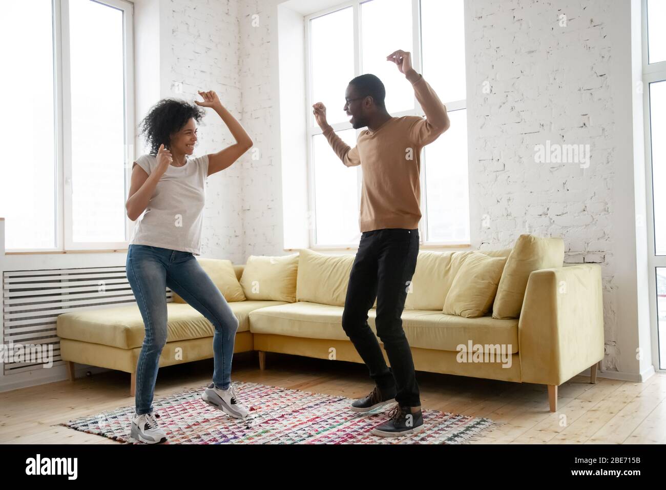 Junge glücklich afroamerikanischen Paar tanzen im Wohnzimmer. Stockfoto