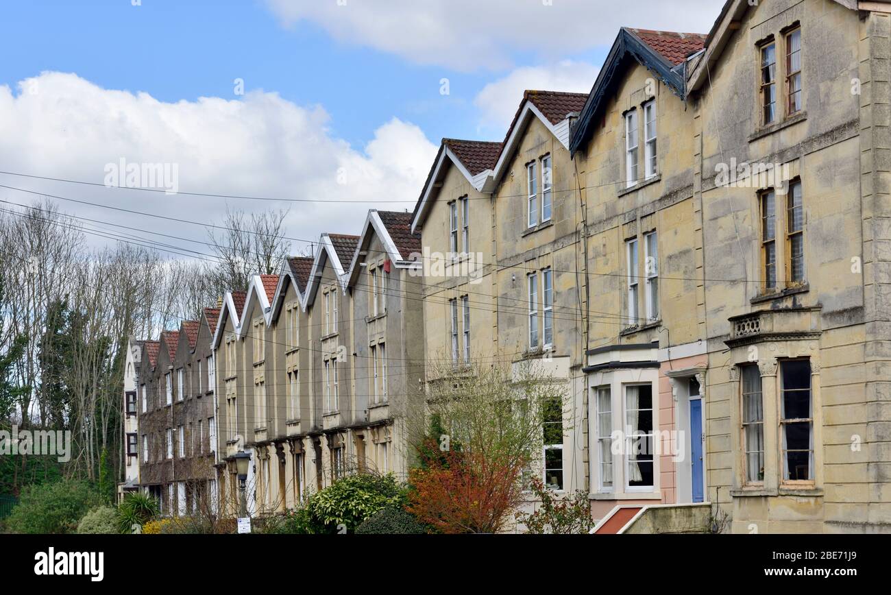 Reihe von traditionellen Terrassen- und Doppelhaushälften entlang der Straße, Großbritannien Stockfoto