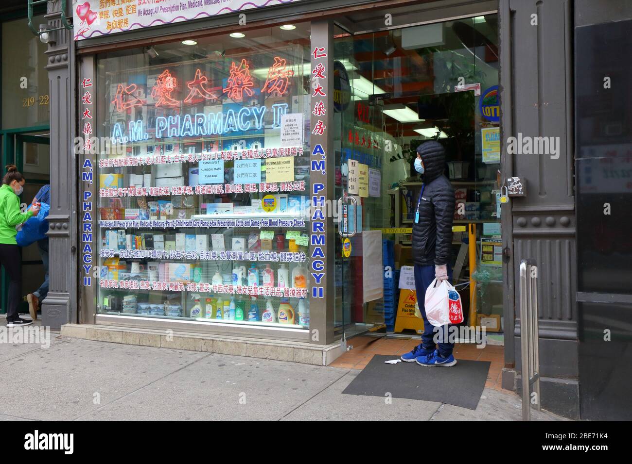 Eine Person, die während des Coronavirus in einer Apotheke in Manhattan Chinatown in New York verschreibungspflichtige Medikamente abholt... WEITERE INFORMATIONEN FINDEN SIE UNTER „VOLLSTÄNDIGE BILDUNTERSCHRIFT“ Stockfoto