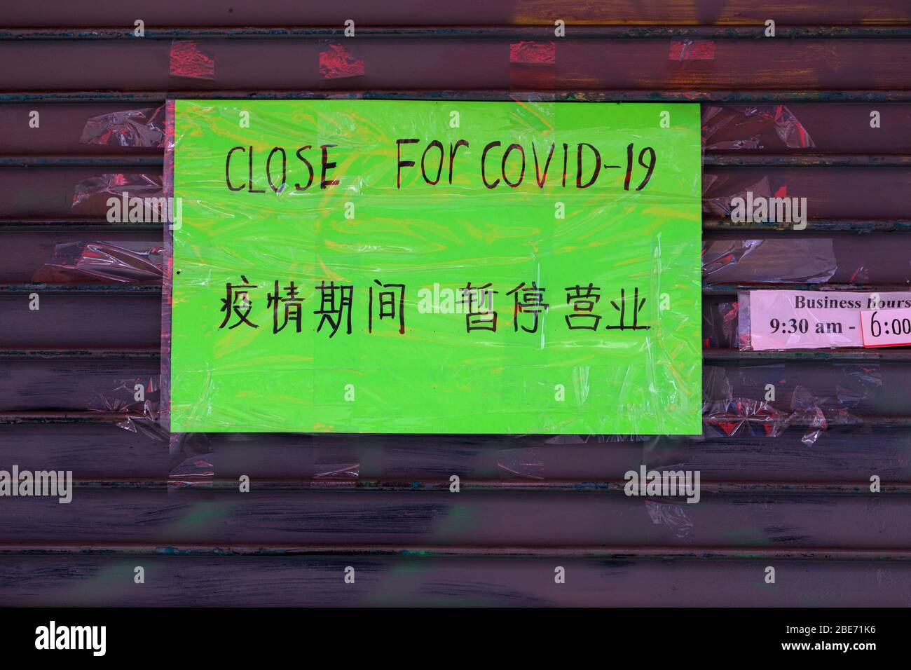 Ein Schild in Englisch und vereinfachtem Chinesisch auf einem geschlossenen Geschäft in Manhattan Chinatown wegen COVID-19-Pandemie geschlossen Stockfoto