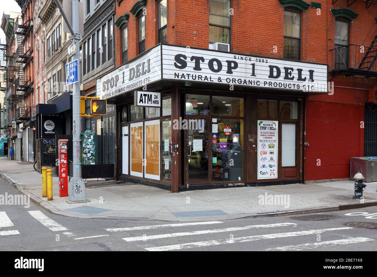 Haltestelle 1 Deli, 122 Suffolk Street, New York, NYC Schaufensterfoto eines Eck-Delikatessenläden in der Lower East Side von Manhattan. Stockfoto