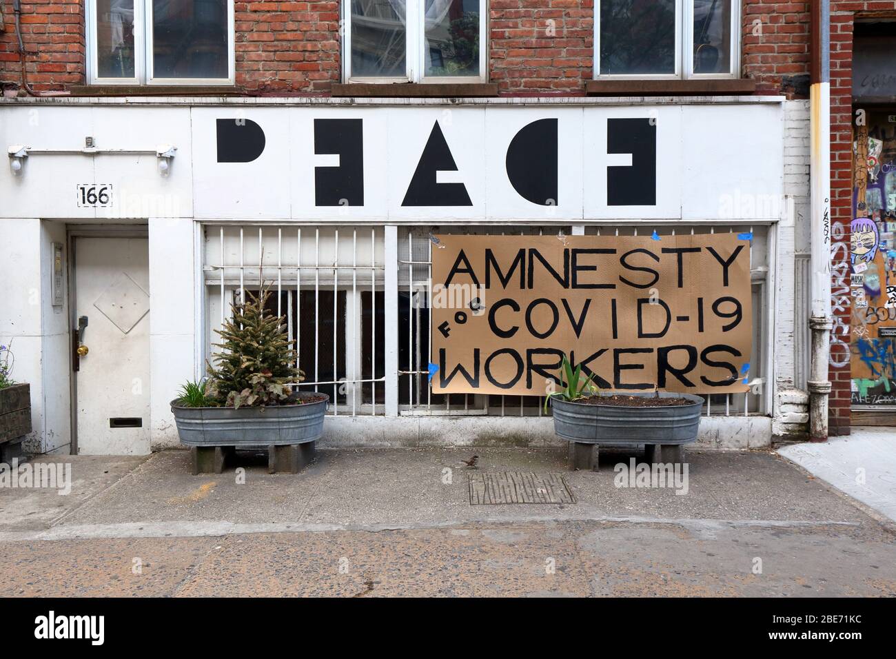 Ein Schild vor dem Haus des Künstlers Anton van Dalen im East Village in New York, auf dem steht: "Amnesty for COVID-19 Workers" während des Coronavirus. Stockfoto