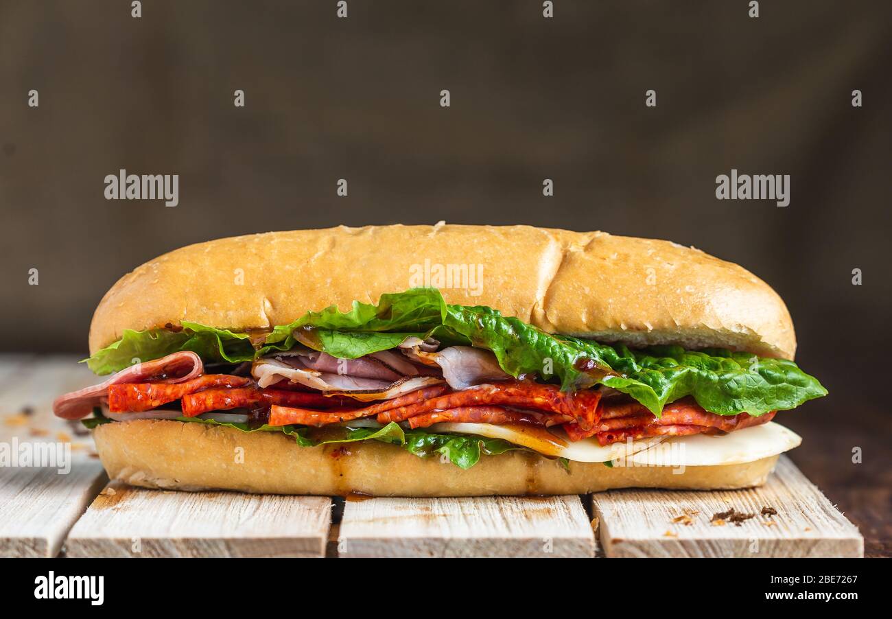 Salami-Sandwich auf Baguette mit Leinenhintergrund Stockfoto