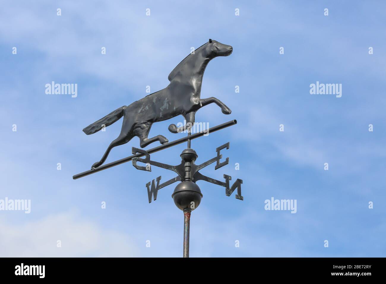 Trabben von Metallpferd auf einer Wetterfahne Stockfoto