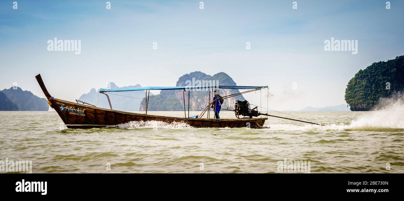 Andamanensee, Thailand, 6. November 2017: Zwischen den Inseln in der Andamansee rastt ein traditionelles thailändisches Motorboot vorbei Stockfoto