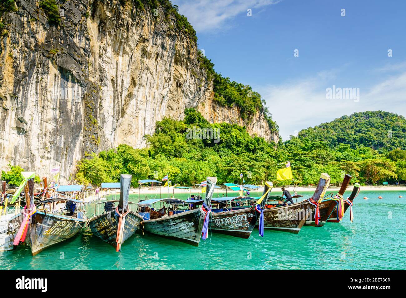 Krabi, Thailand, 7. November 2017: Traditionelle thailändische Motorboote an einem Strand auf einer Insel in der Andamanensee Stockfoto