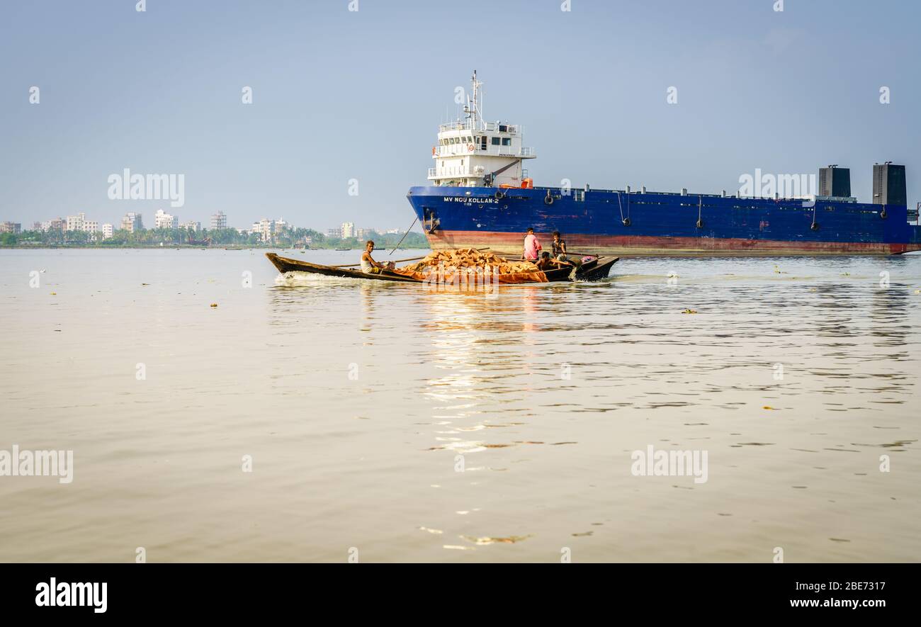 Chittagong, Bangladesch, 22. Dezember 2017: Motorboot mit schweren Ziegellasten fährt stromaufwärts auf dem Karnaphuli-Fluss bei Chittagong, Banglad Stockfoto