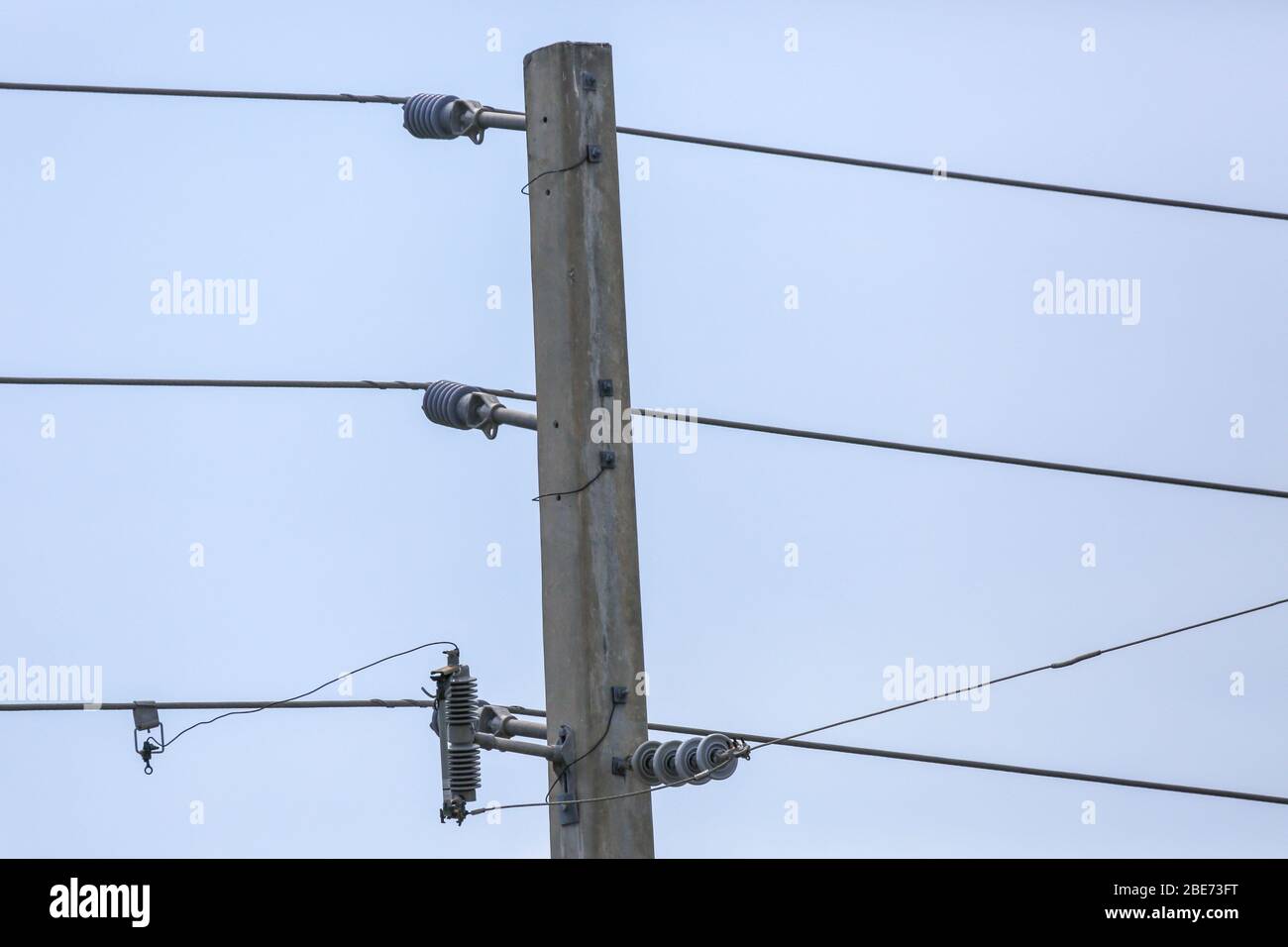 Betonmast und elektrische Leitungen in Jacksonville Beach, Florida Stockfoto