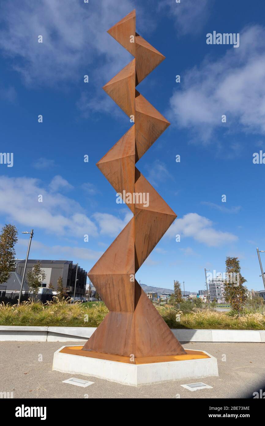 Die Stahlskulptur Vaka ‘A Hina von 2019 des Tongan Künstlers Sēmisi Fetokai Potauaineis. Christchurch, Neuseeland. Teil des SCAPE Public Art Project. Stockfoto
