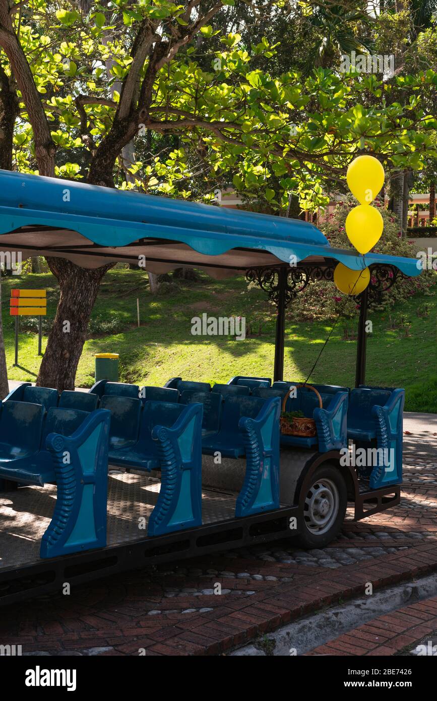 Touristenzug, blau und gelb in einem Park bereit, ohne Menschen in einem schönen Park gehen Stockfoto