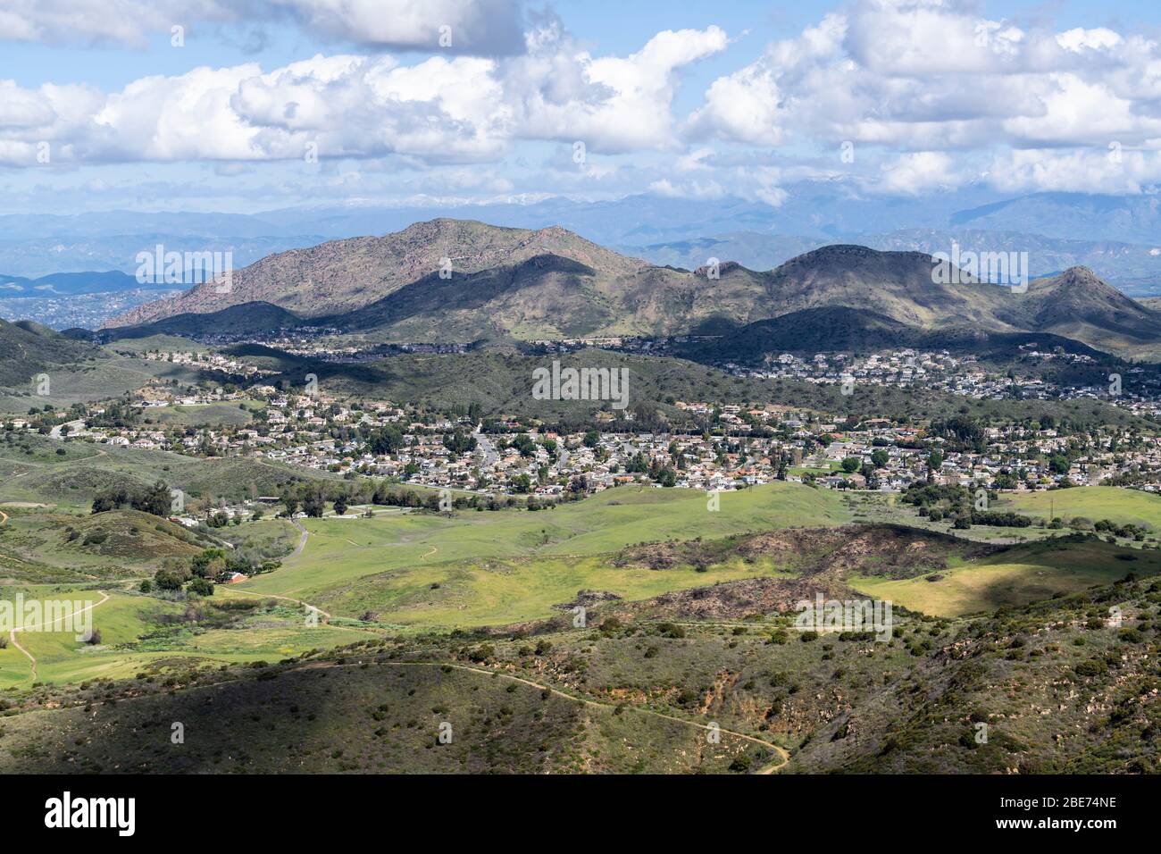 Blick auf die Berggipfel des Nationalparks, Wiesen und vorstädtische Wohnsiedlungsflächen im malerischen Newbury Park in der Nähe von Thousand Oaks und Los Angeles, Kalifornien. Stockfoto