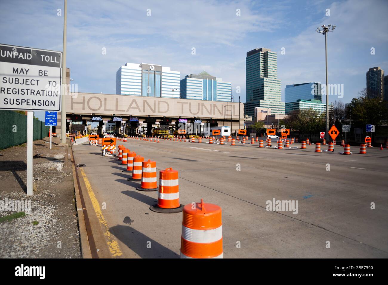 Jersey City, NJ - April 12 2020: Der Holland Tunnel Eingang in NYC ohne Autos. Verringerter Datenverkehr aufgrund des Ausbruchs von COVID-19 Stockfoto
