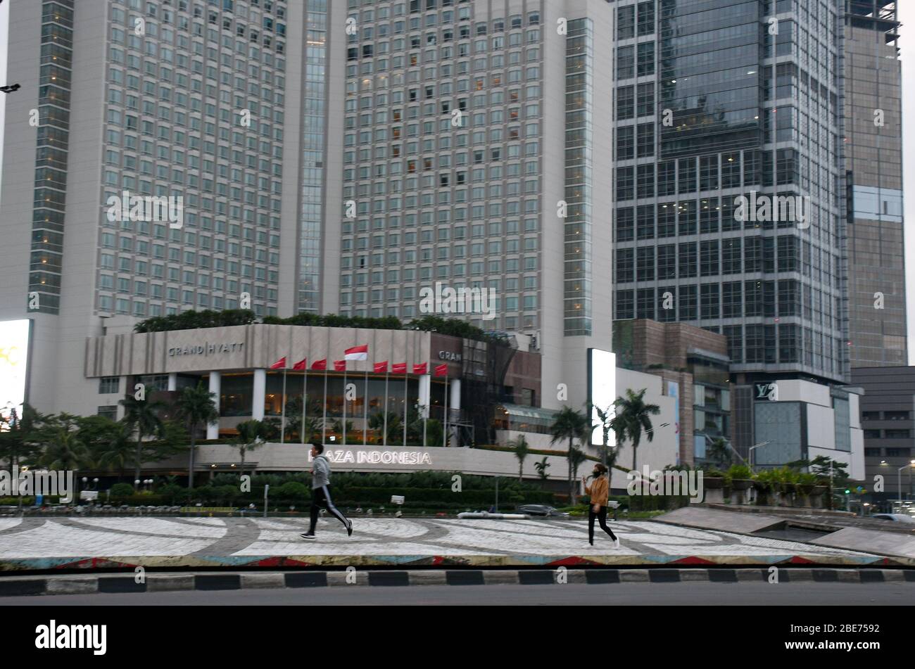 Jakarta, Indonesien. April 2020. Das Grand Hyatt Plaza Indonesia Hotel bildet ein Herz mit offenen Fenstern, die "aus Jakarta mit Liebe" sagen, eine Form der Sorge um den Zustand des Jakartas Tourismus aufgrund der Coronavirus-Pandemie. Kredit: Dasril Roszandi/ZUMA Wire/Alamy Live News Stockfoto