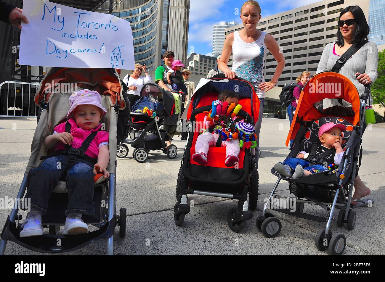 Toronto, Ontario/ Kanada - 06-09-2009: Mütter demonstrieren in Toronto zum Thema Kindertagesbetreuung mit Kinderwagen, Plakat Stockfoto