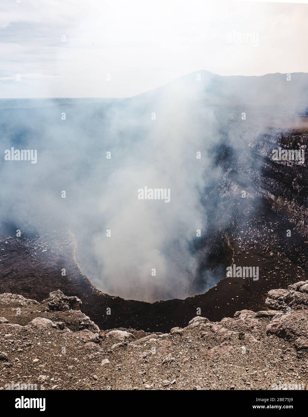 Blick hinunter in den dampfenden Krater des Volcan Masaya, einem aktiven Vulkan, der mit geschmolzener Lava in der Nähe von Granada, Nicaragua, gefüllt ist Stockfoto