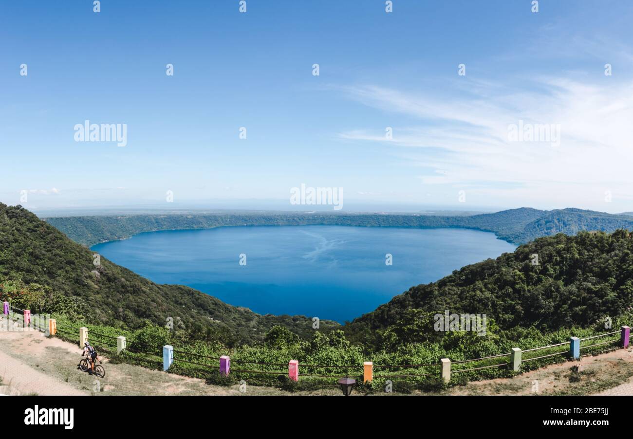 Blaues Wasser der Laguna de Apoyo, einem großen See in einem Krater in der Nähe von Masaya, Nicaragua Stockfoto