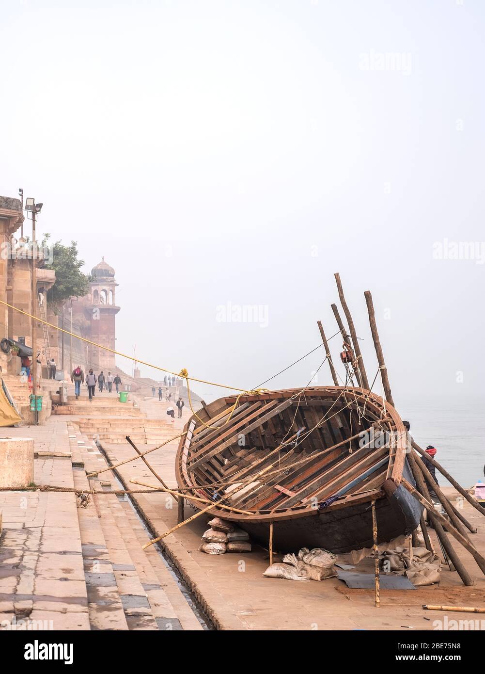 Touristenschwein, der am Ufer des Ganga-Flusses, Varanasi, Indien, repariert wird. Stockfoto