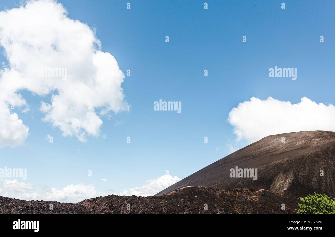 Blick auf schwarzen Lavaschesand auf den Gipfel des Cerro Negro - ein beliebter Vulkan-Boarding-Ausflug in der Nähe von Leon, Nicaragua (mit Platz für Kopie) Stockfoto