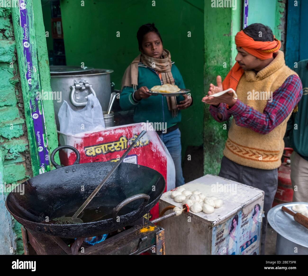 Zwei einheimische indische Männer bereiten traditionelle Street Food Snacks zu Stockfoto