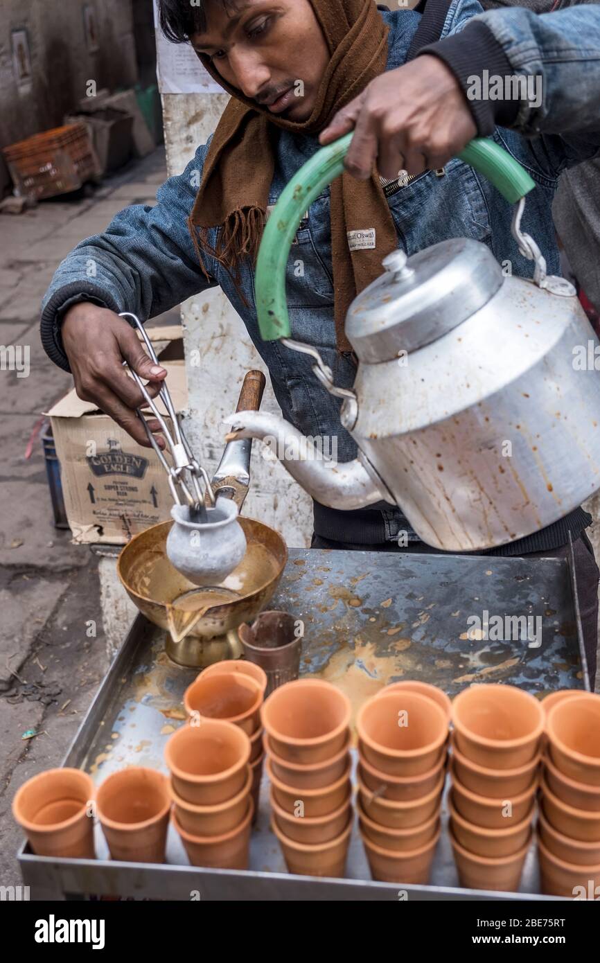 tandoori Chai in Indien - würziger Milchtee, der über eine heiße Terrakotta-Tasse direkt aus dem Tandoori-Ofen gegossen wird Stockfoto