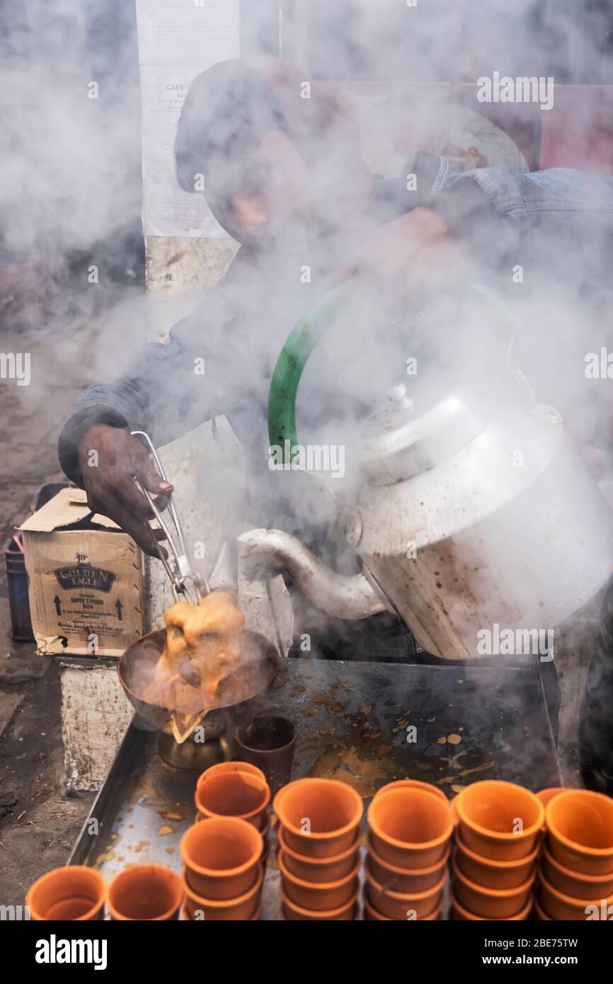 tandoori Chai in Indien - würziger Milchtee, der über eine heiße Terrakotta-Tasse direkt aus dem Tandoori-Ofen gegossen wird Stockfoto