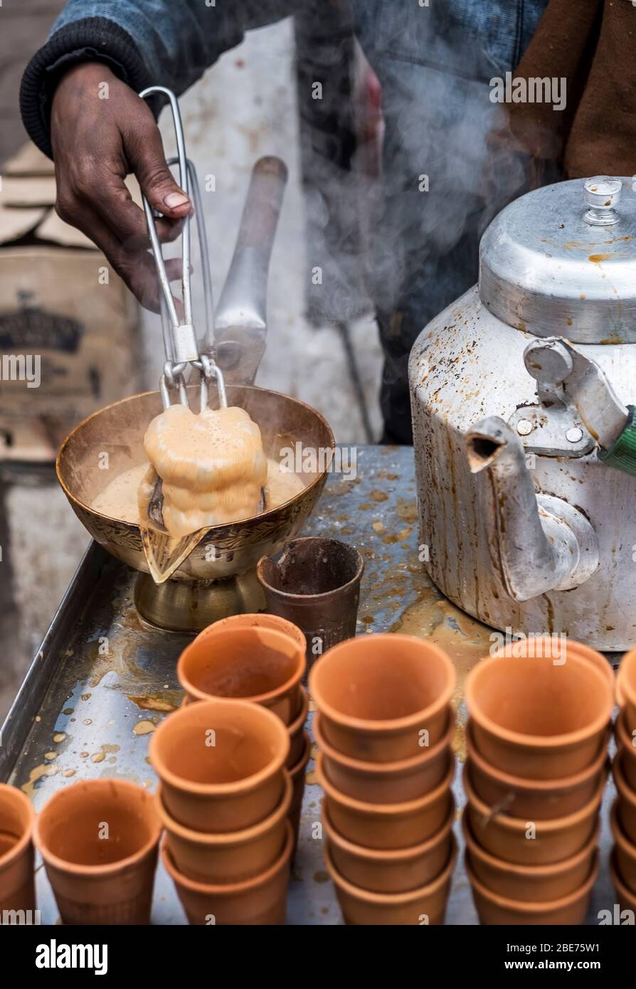 tandoori Chai in Indien - würziger Milchtee, der über eine heiße Terrakotta-Tasse direkt aus dem Tandoori-Ofen gegossen wird Stockfoto