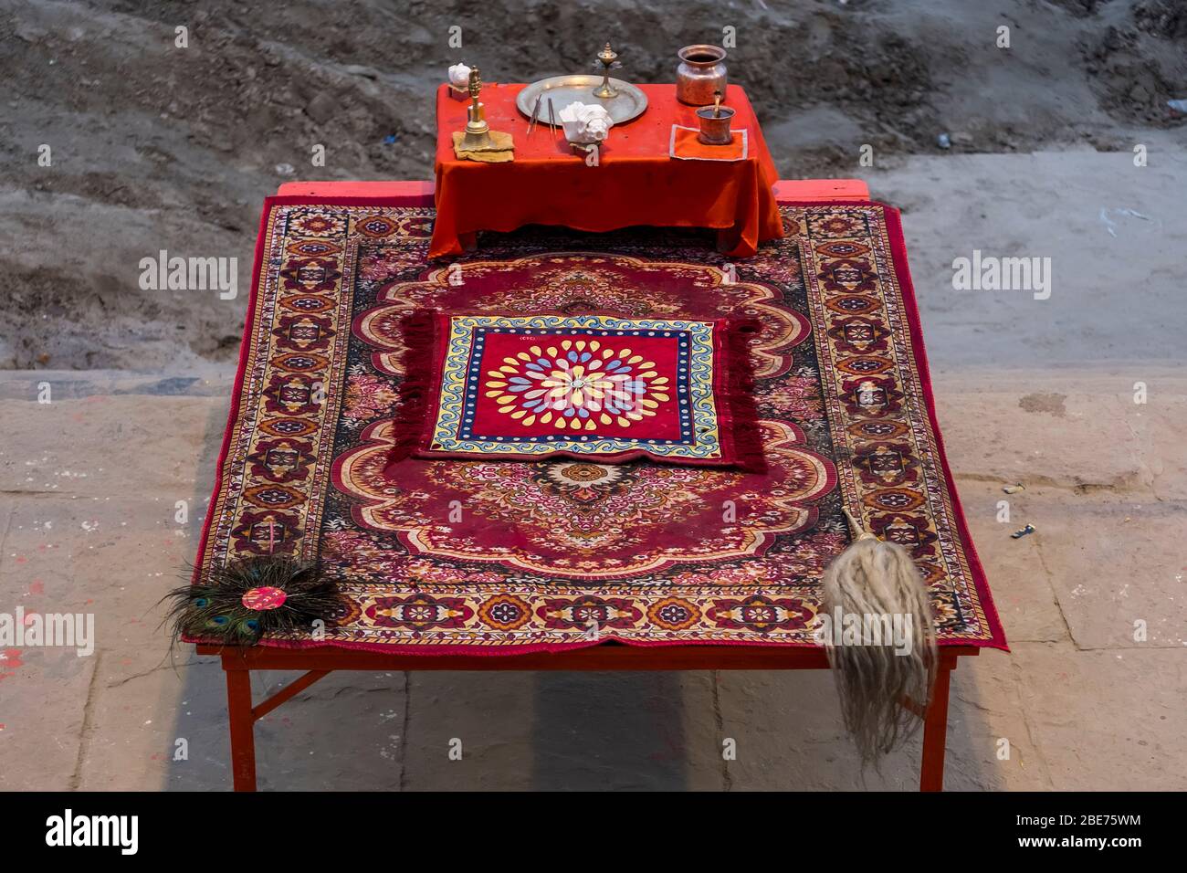 Ein Tisch am Strand vor einem Ghat in Varanasi bereitete sich auf die bevorstehende Darbietung in Aarti vor Stockfoto