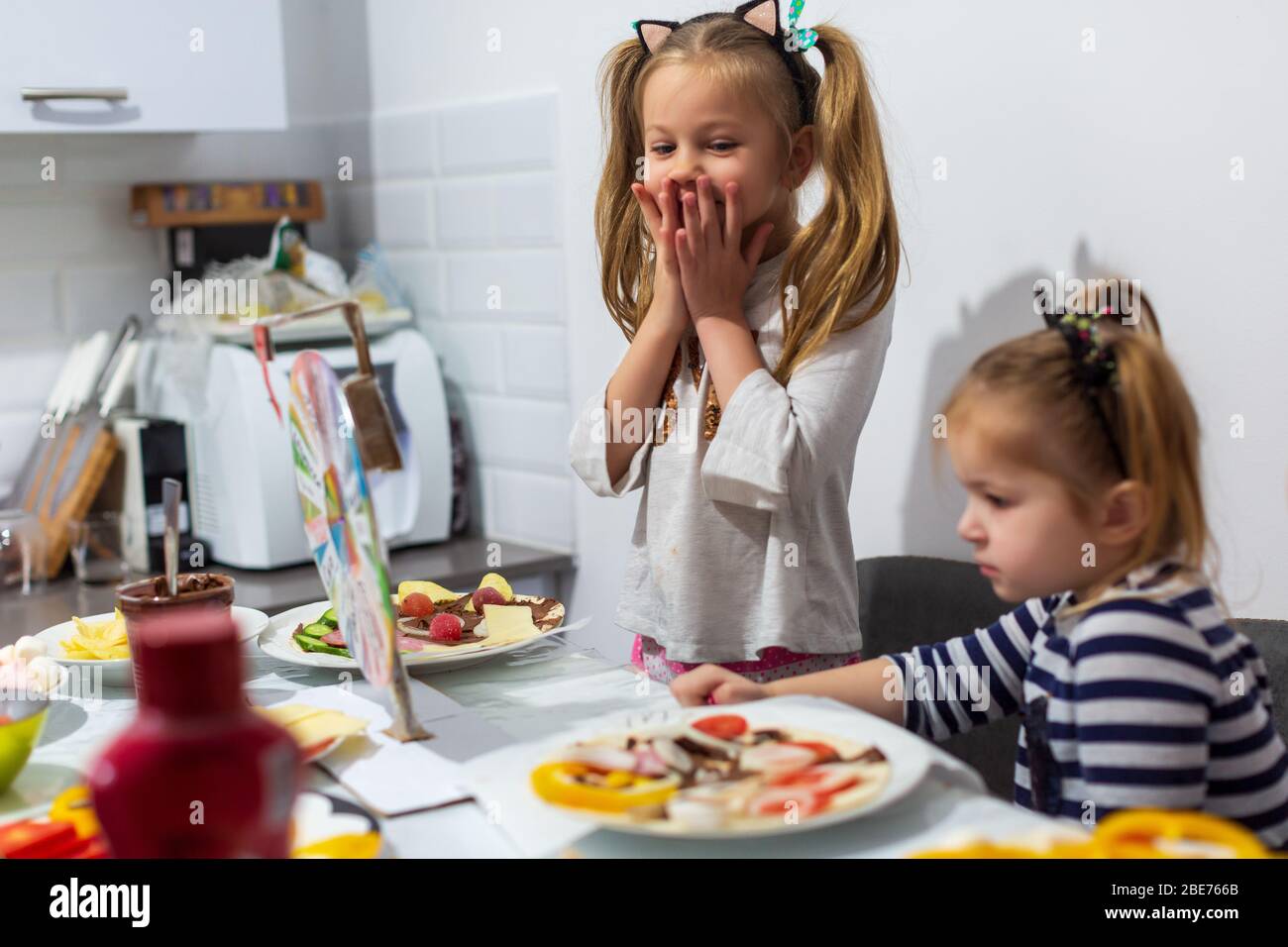 Kinder schießen Video Herausforderung erstaunliche Pizza Stockfoto