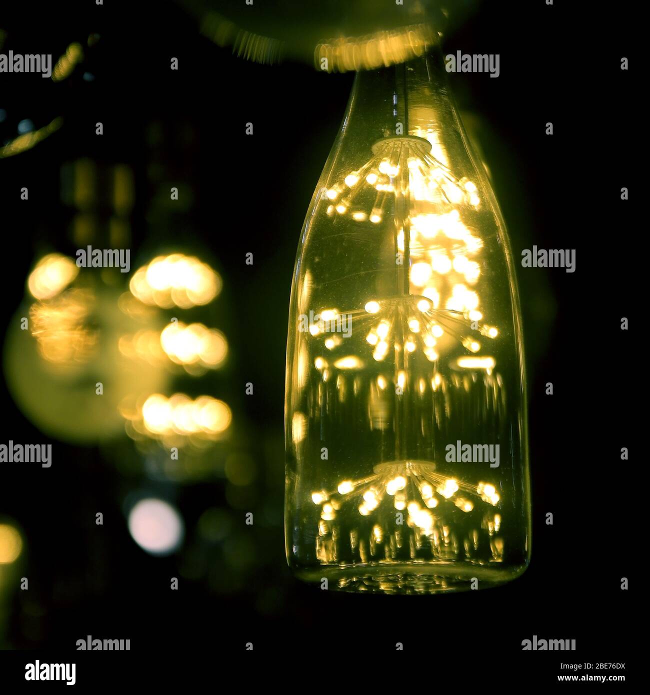 LED-Lampen sind an der Decke dekoriert Stockfoto
