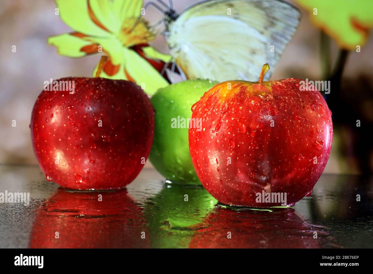 Food Photography: Farbbild von Äpfeln, die Nahaufnahme im Makro mit Wassertröpfchen und Reflexionen. Frisches Obst Bild zum Herunterladen oder Kunst. Stockfoto