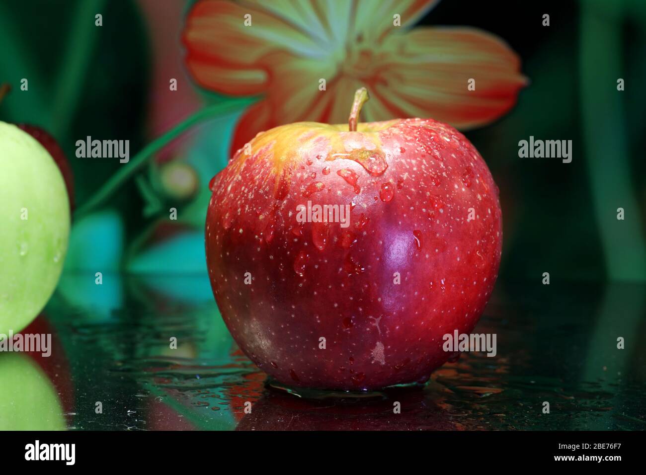 Food Photography: Farbbild von Äpfeln, die Nahaufnahme im Makro mit Wassertröpfchen und Reflexionen. Frisches Obst Bild zum Herunterladen oder Kunst. Stockfoto