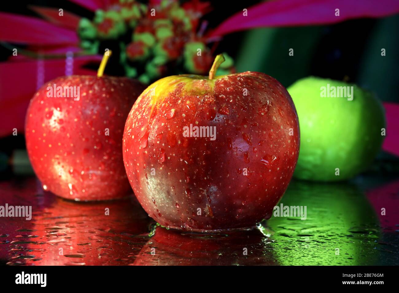 Food Photography: Farbbild von Äpfeln, die Nahaufnahme im Makro mit Wassertröpfchen und Reflexionen. Frisches Obst Bild zum Herunterladen oder Kunst. Stockfoto