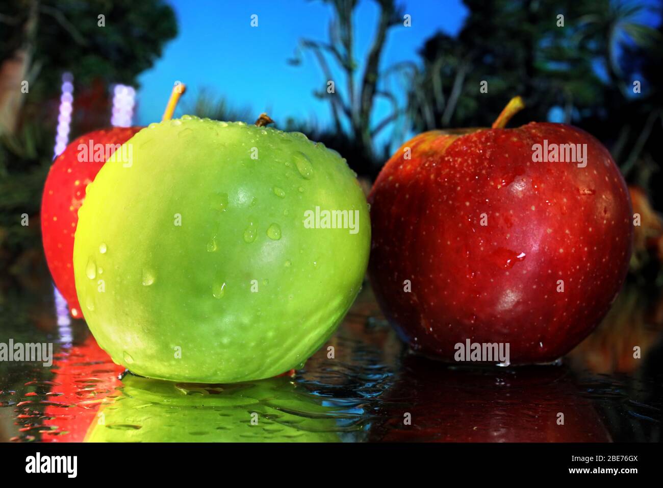 Food Photography: Farbbild von Äpfeln, die Nahaufnahme im Makro mit Wassertröpfchen und Reflexionen. Frisches Obst Bild zum Herunterladen oder Kunst. Stockfoto