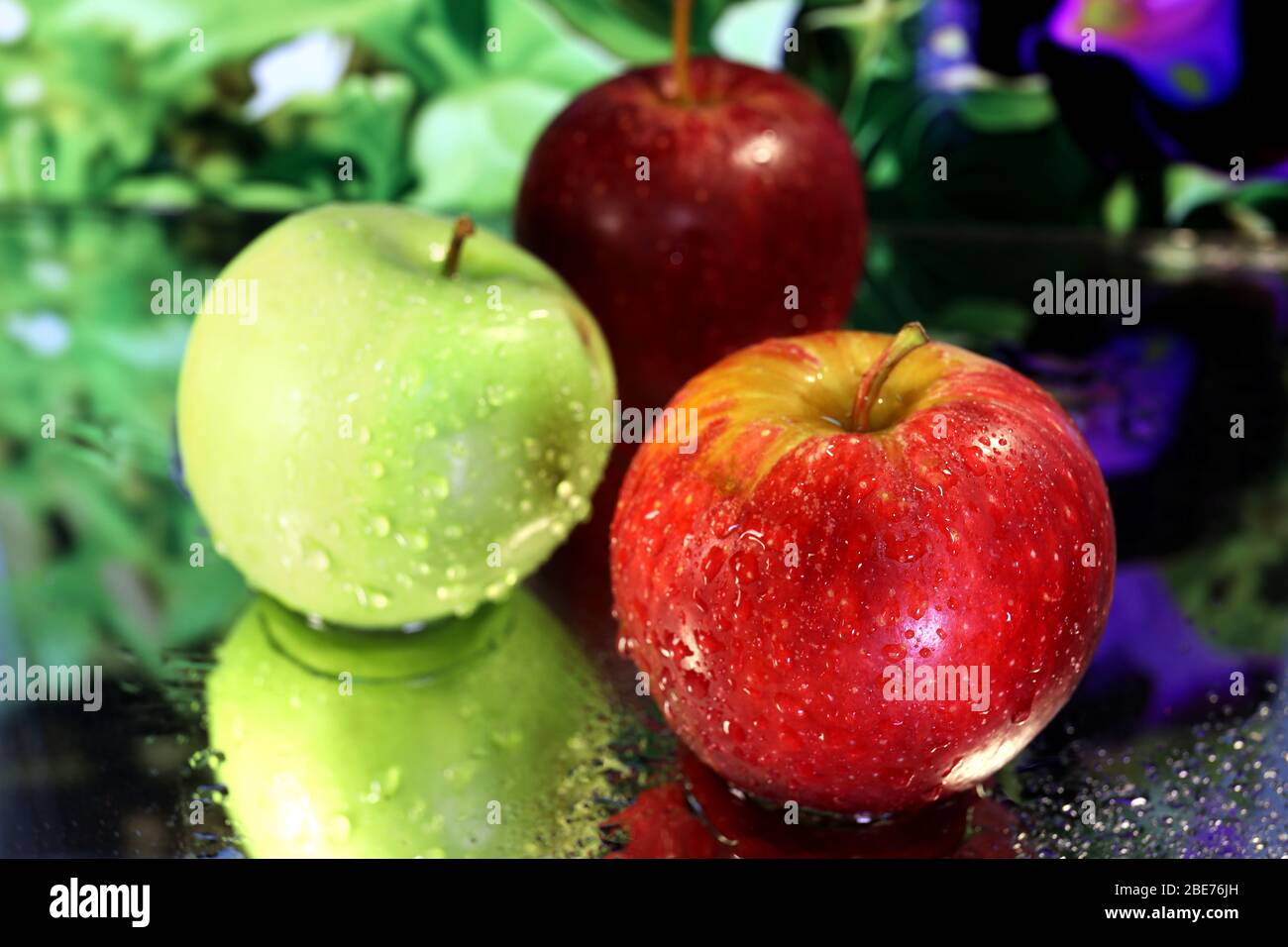 Food Photography: Farbbild von Äpfeln, die Nahaufnahme im Makro mit Wassertröpfchen und Reflexionen. Frisches Obst Bild zum Herunterladen oder Kunst. Stockfoto