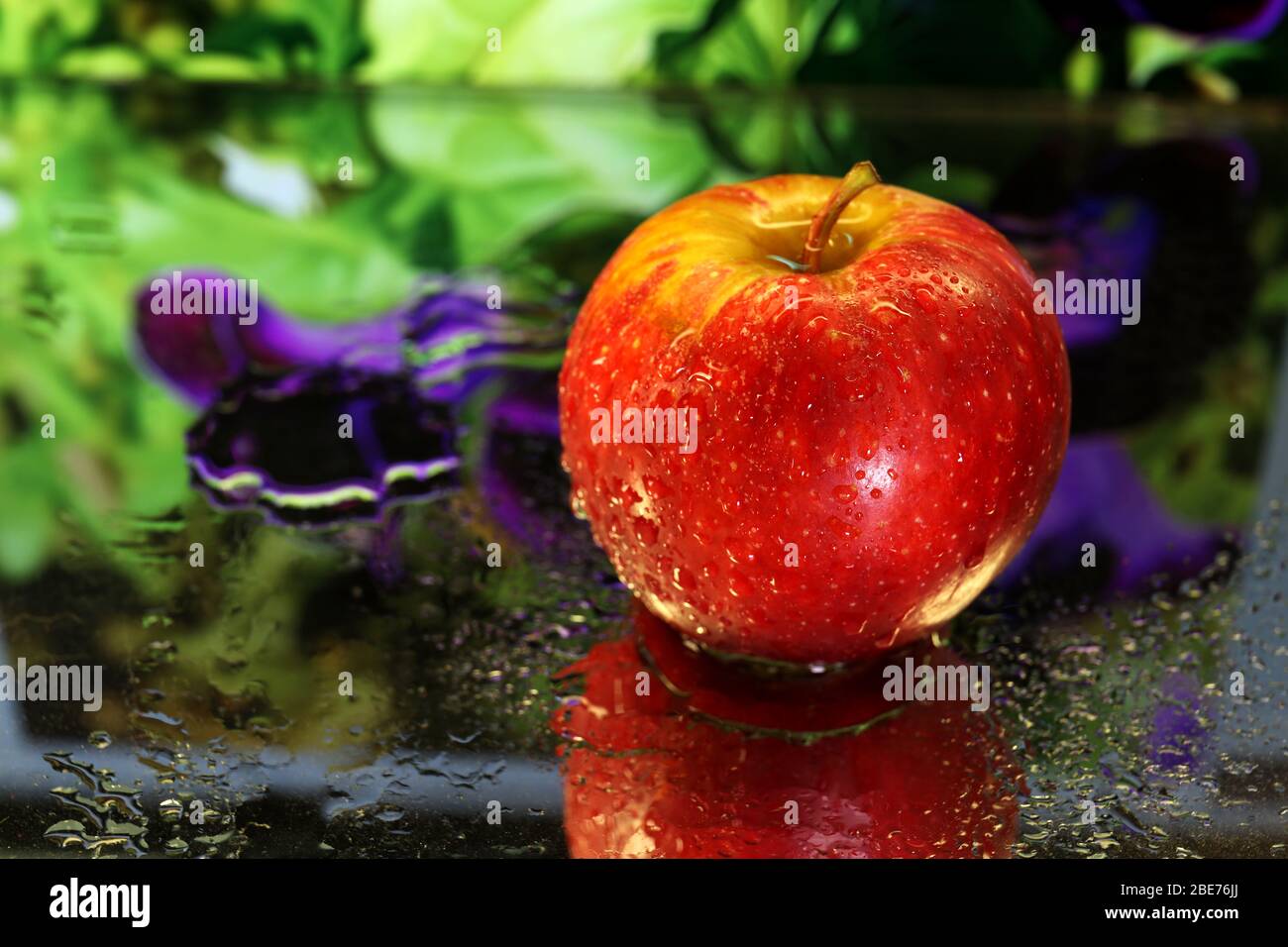 Food Photography: Farbbild von Äpfeln, die Nahaufnahme im Makro mit Wassertröpfchen und Reflexionen. Frisches Obst Bild zum Herunterladen oder Kunst. Stockfoto