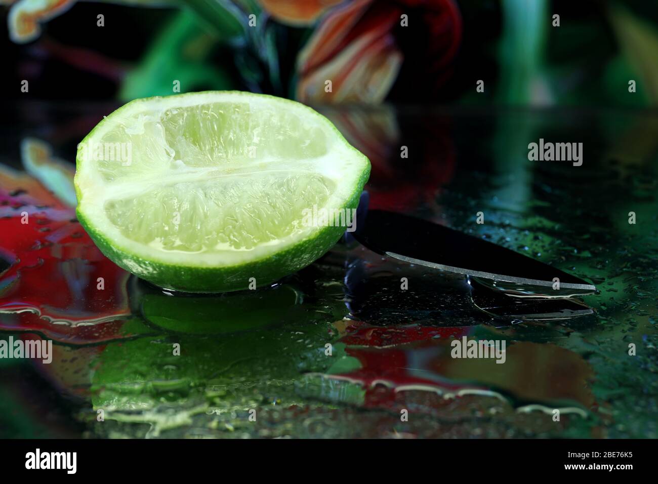 Food Photography: Köstliche geschnittene Limette mit Wasser besprüht, um einen schönen Glanz und frischen Look für ein lebhaft gefärbtes Food-Bild zu geben. Stockfoto
