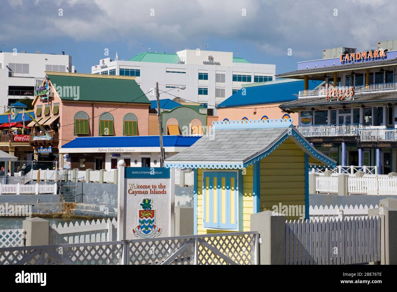 Geschäfte auf Harbour Drive, George Town, Grand Cayman, Cayman-Inseln, große Antillen, Karibik Stockfoto