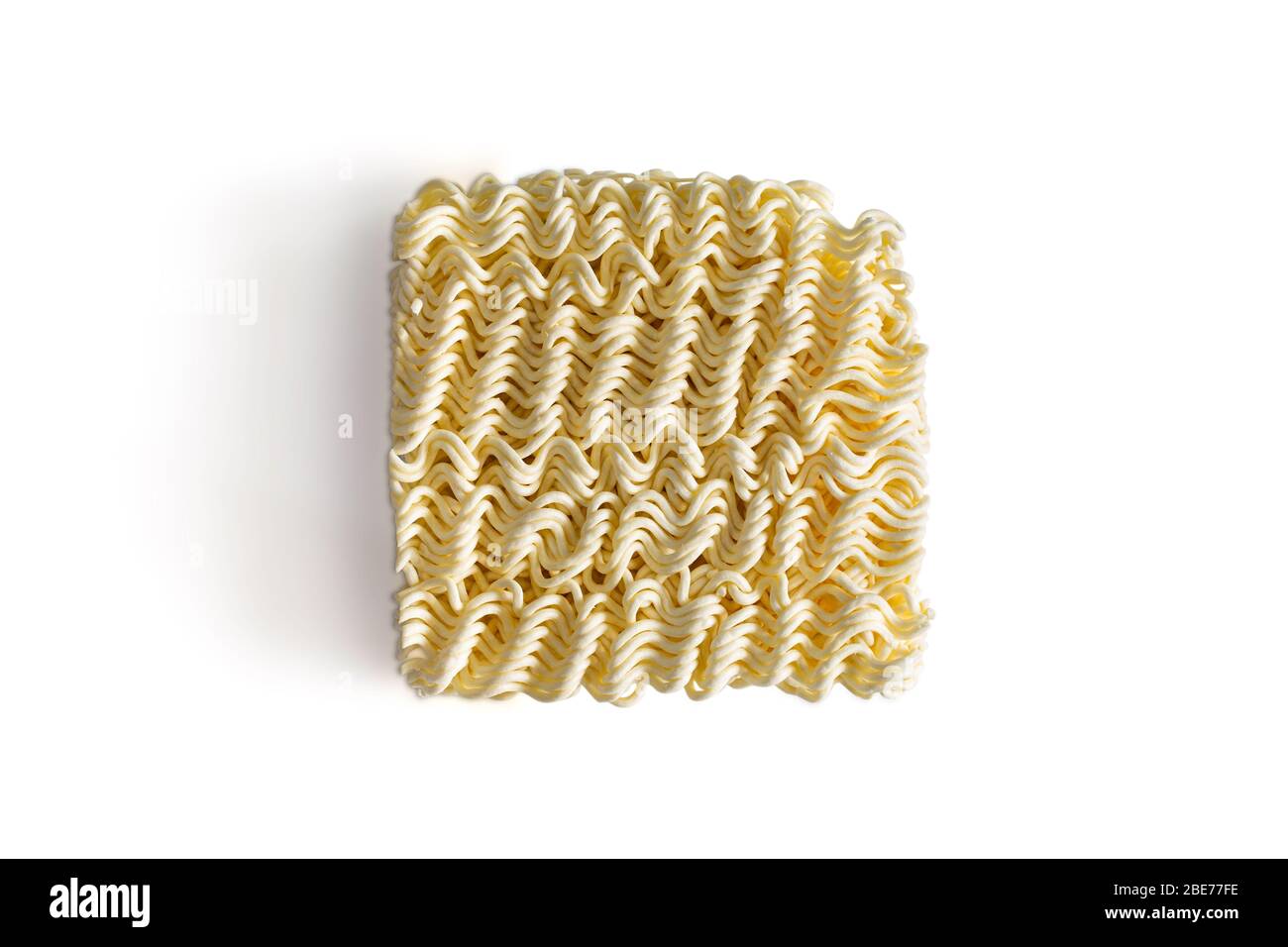Ungekochte Instant Nudel auf weißem Hintergrund mit Beschneidungspfad und Kopierraum. Instant-Nudeln ungesunde Lebensmittel oder Junk-Food haben einen hohen Natrium aus MS Stockfoto