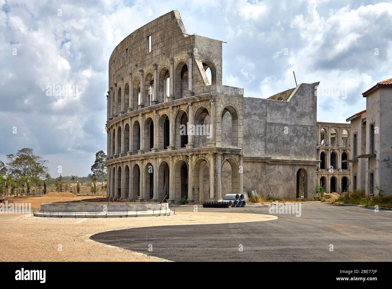 Kolosseum oder Kolosseum. Ein ovales Amphitheater im Zentrum der Stadt Rom, Italien, aber in Thailand als zukünftiger Ferienort und Einkaufszentrum reproduziert. Stockfoto