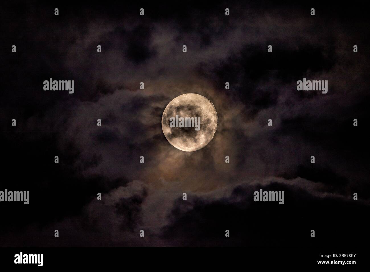 Vollmond in einer wolkigen Nacht Stockfoto