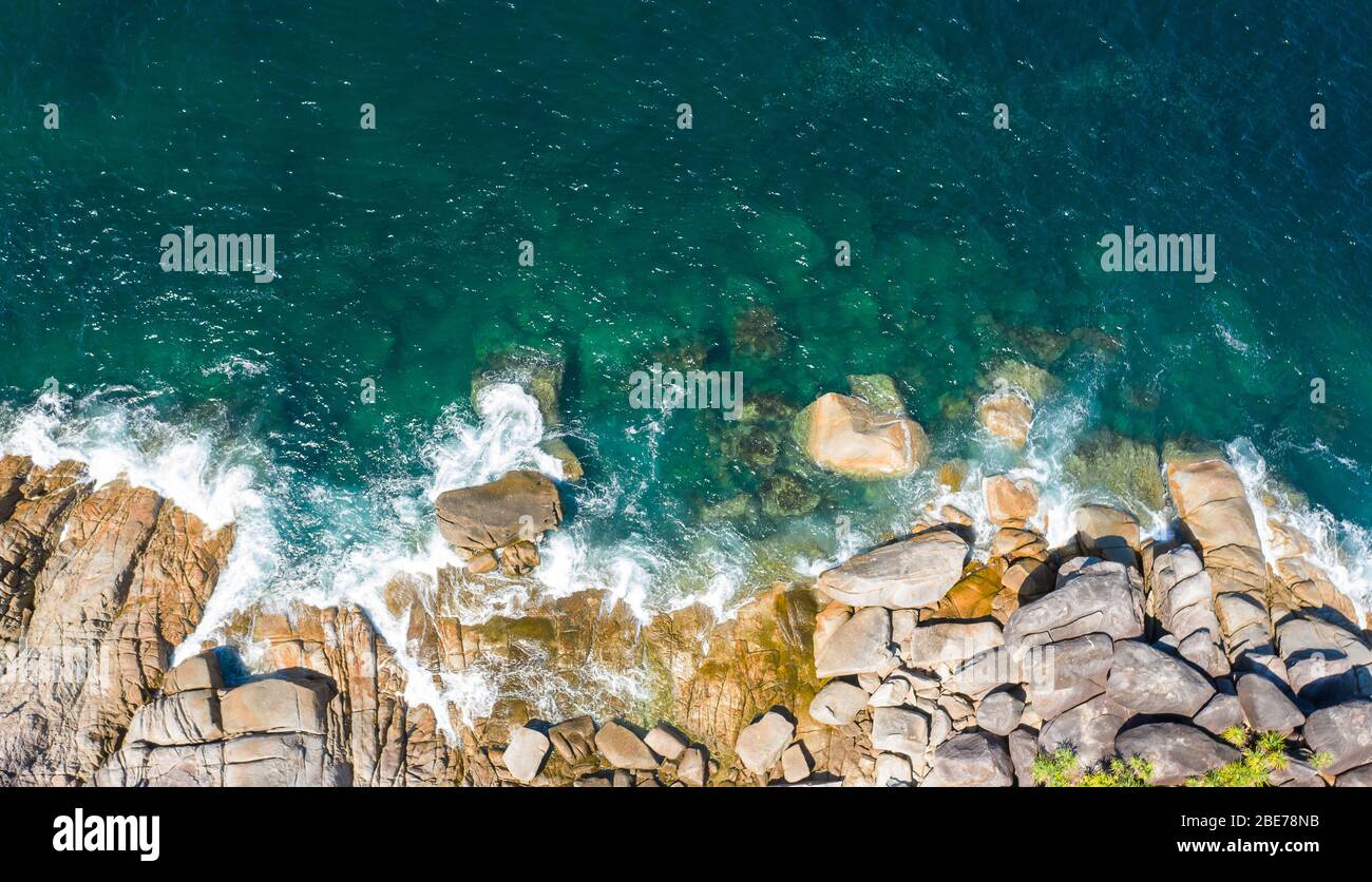 Luftaufnahme Drohne schoss Wellen des Ozeans, schönen tropischen Strand und felsige Küste und schönen Wald. Nga Khin Nyo Gyee Insel Myanmar. Tropische Meere Stockfoto