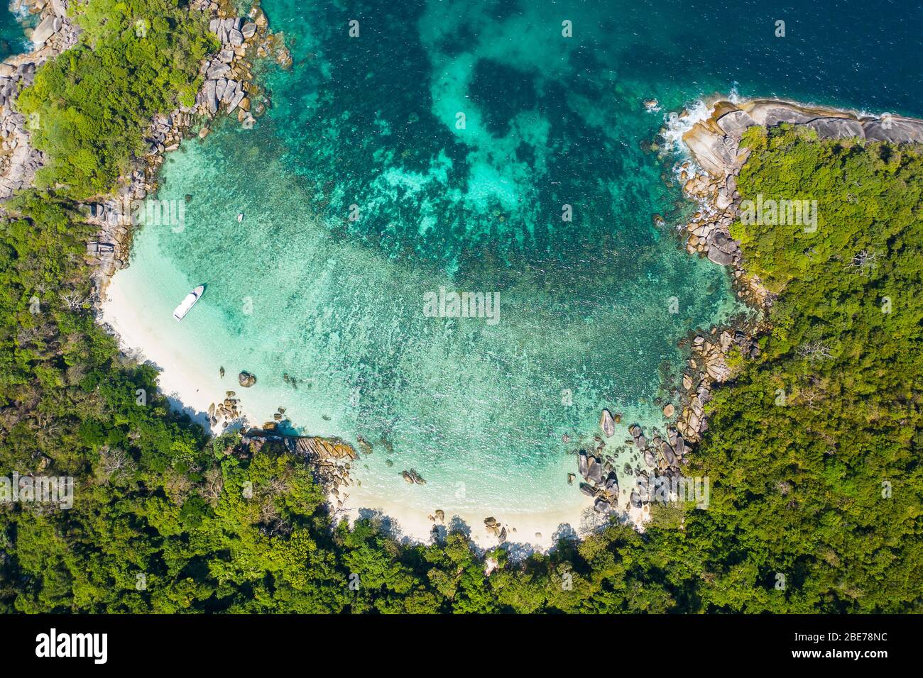 Luftaufnahme Drohne schoss Wellen des Ozeans, schönen tropischen Strand und felsige Küste und schönen Wald. Nga Khin Nyo Gyee Insel Myanmar. Tropische Meere Stockfoto