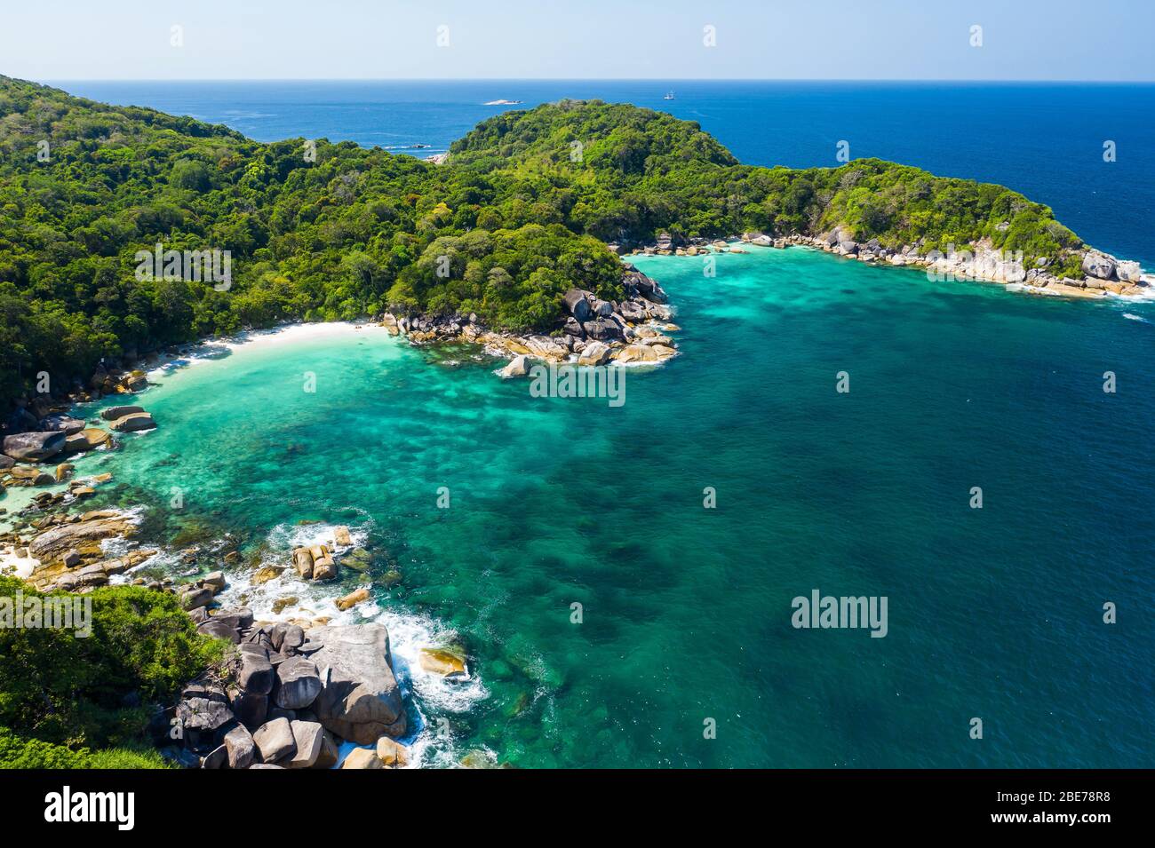 Luftaufnahme Drohne schoss Wellen des Ozeans, schönen tropischen Strand und felsige Küste und schönen Wald. Nga Khin Nyo Gyee Insel Myanmar. Tropische Meere Stockfoto