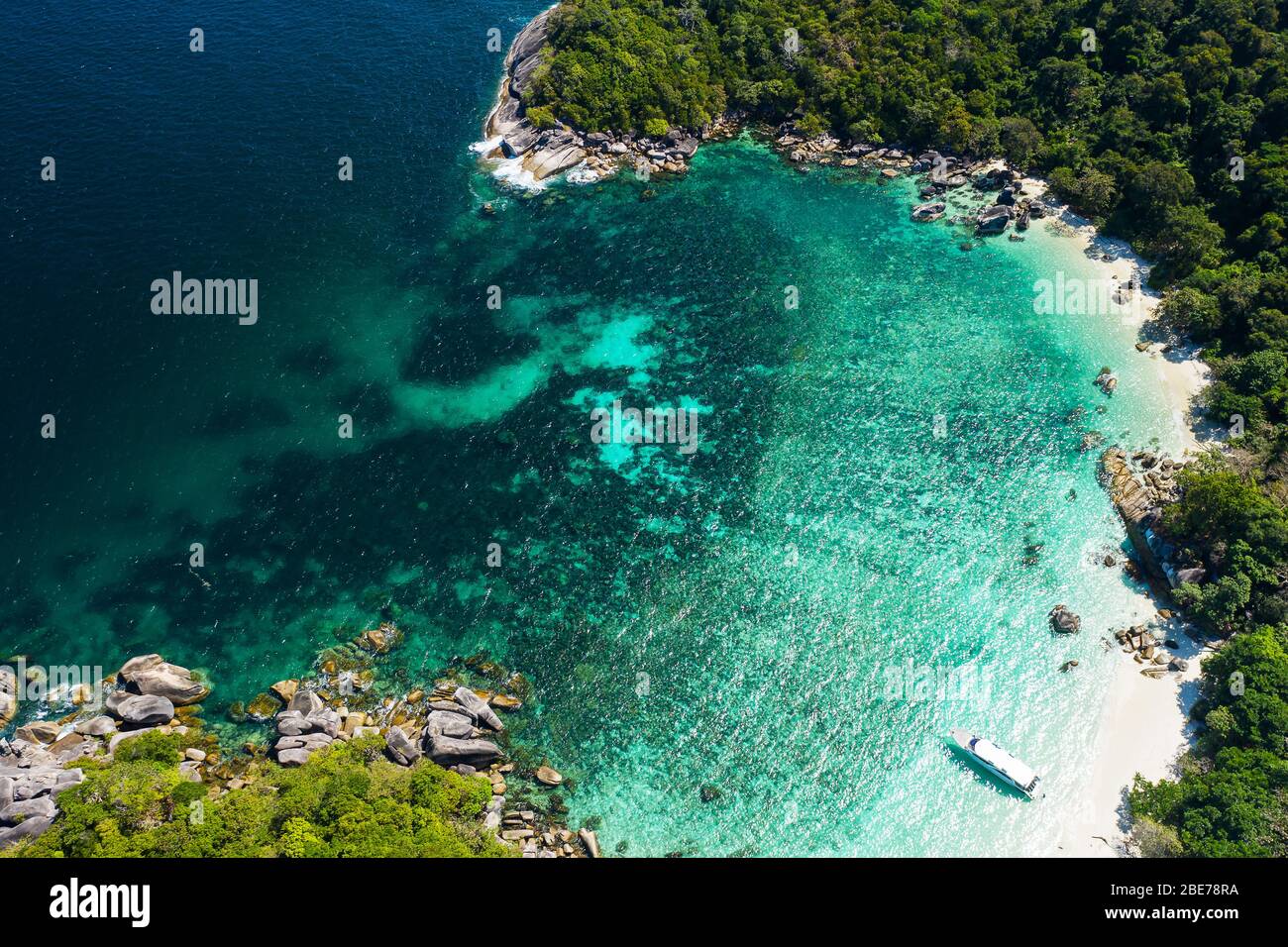 Luftaufnahme Drohne schoss Wellen des Ozeans, schönen tropischen Strand und felsige Küste und schönen Wald. Nga Khin Nyo Gyee Insel Myanmar. Tropische Meere Stockfoto