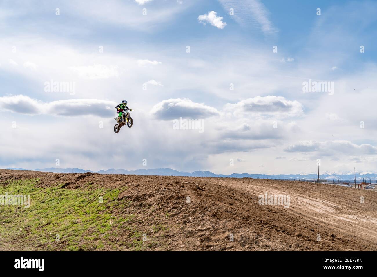 Dacono, CO/ USA- 29. März 2020 Motocross-Fahrer fahren um die Strecke und schlagen Sprünge und Berms in Colorado's Front Range Stockfoto